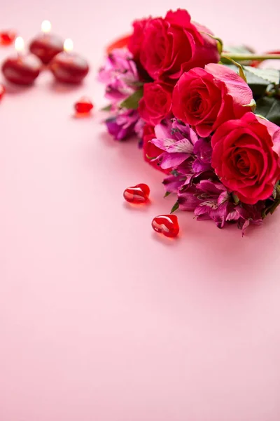 Smíšené Kytice růží, svíčky a srdce akrylové ozdoby ve tvaru — Stock fotografie
