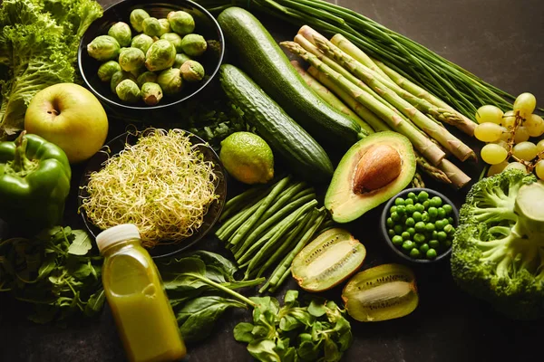 Groene gezonde voeding samenstelling met avocado, broccoli, appel, smoothie... — Stockfoto