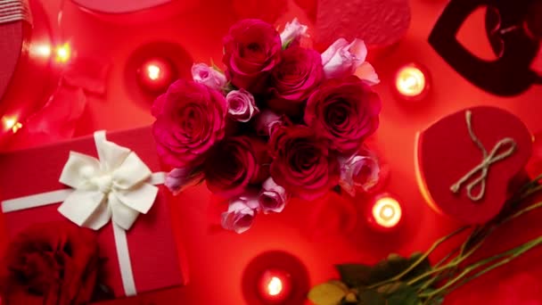 Décoration Romantique Saint Valentin Avec Des Roses Des Cadeaux Boîte — Video