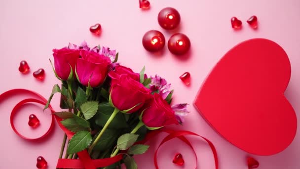 Buquê de flores mistas com rosas, velas e decorações acrílicas em forma de coração — Vídeo de Stock
