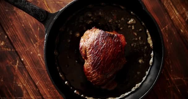 Kawałek mięsa, smażone w oleju na patelni — Wideo stockowe