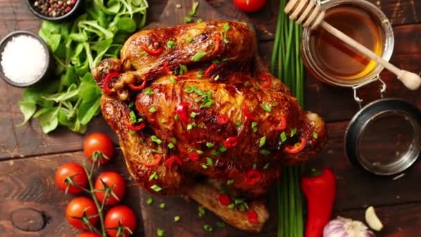 Roasted whole chicken or turkey served with chilli pepers and chive — Stock Video