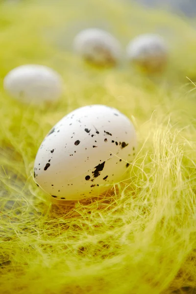 Weiße Ostereier mit Sommersprossen auf dem gelben Heu. — Stockfoto