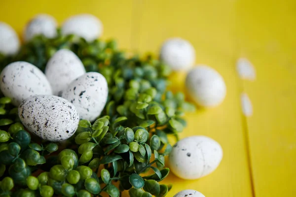 Gröna dekorativa påsk vaktel ägg krans på gula träbord — Stockfoto
