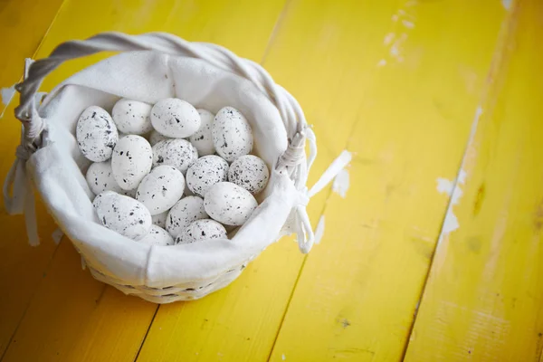 Vaktelägg i vit korg. Begreppet påskhelgen — Stockfoto