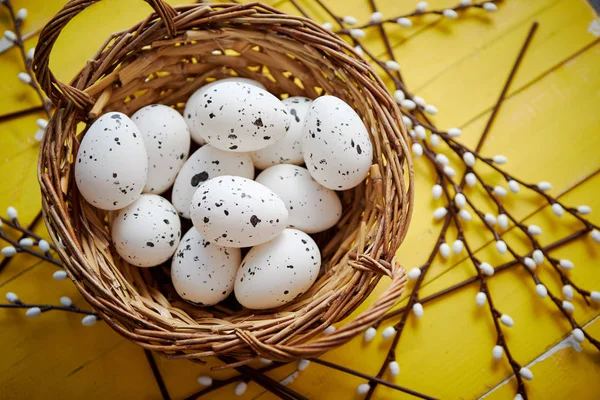 Hel kyckling ägg i brun flätad korg. Begreppet påskhelgen — Stockfoto