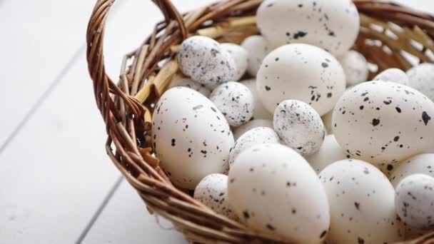 Cesta de huevos de Pascua punteados blancos en canasta de mimbre marrón — Vídeos de Stock