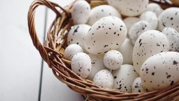 Cesta de huevos de Pascua punteados blancos en canasta de mimbre marrón — Vídeos de Stock