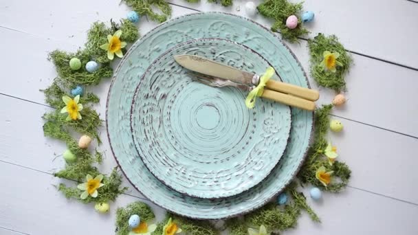 Definição de mesa de Páscoa com flores e ovos. Placas de cerâmica decorativas vazias — Vídeo de Stock