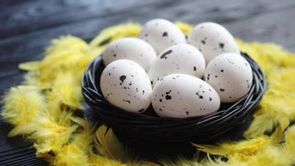 Uova di pollo intere in un nido su uno sfondo di legno rustico nero. Simboli di Pasqua — Video Stock