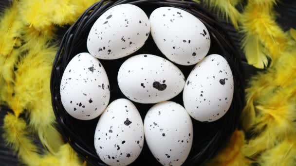 Ovos de galinha inteiros em um ninho em um fundo de madeira rústico preto. Símbolos de Páscoa — Vídeo de Stock