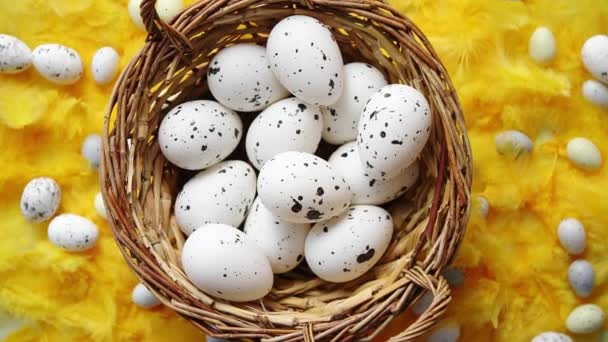 Concepto de vacaciones de Pascua. Pollo punteado blanco Huevos en el mimbre — Vídeos de Stock