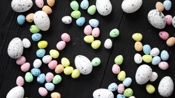 Paskalya tatilleri kavramı. Siyah ahşap üzerine yerleştirilen yumurta renkli çeşitleri — Stok video