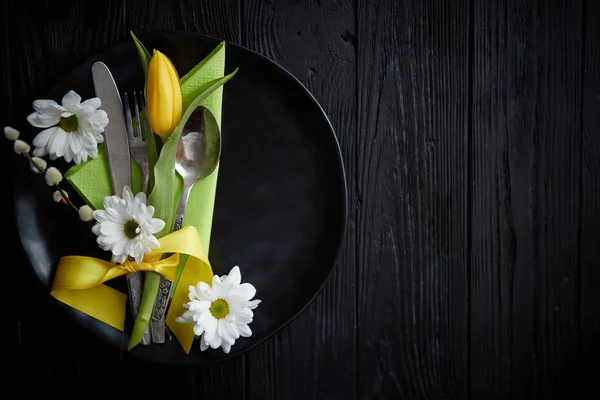 Composizione stoviglie Pasqua primavera con fiore di tulipano giallo — Foto Stock