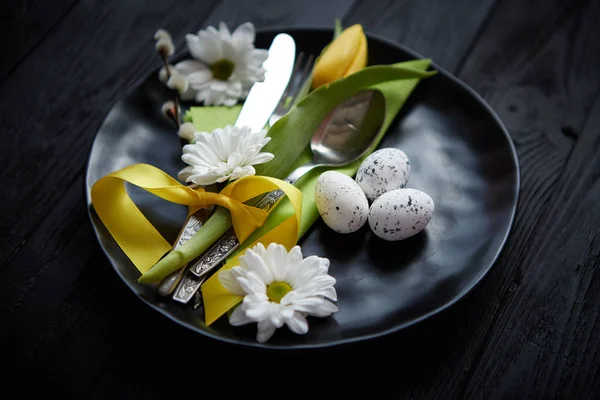 Påsk våren tabell porslin sammansättning med gul tulpan blomma — Stockfoto