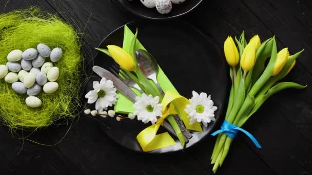 Páscoa composição prato de mesa primavera com flor de tulipa amarela — Vídeo de Stock