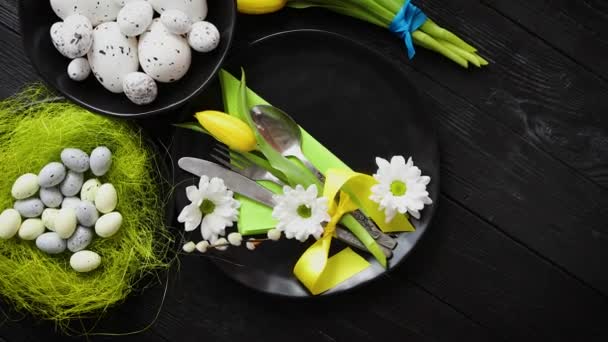 노란 튤립 꽃과 부활절 봄 테이블 식기 구성 — 비디오