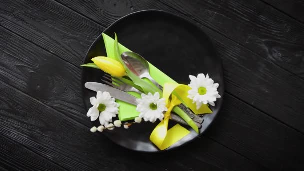 Húsvéti tavaszi asztali étkészlet kompozíció sárga tulipán virág — Stock videók