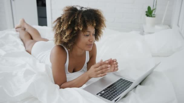 Modelo jovem com laptop na cama — Vídeo de Stock