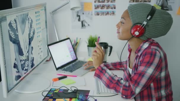 Trendy worker in headphones working — Stock Video