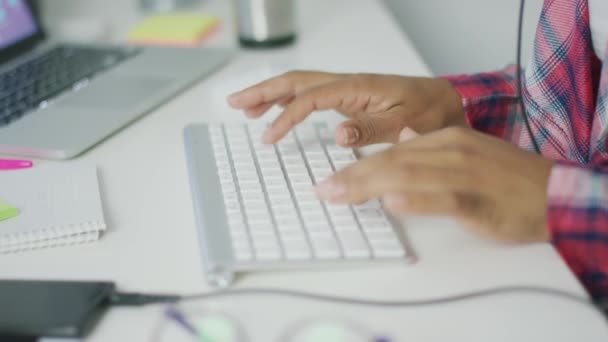 Pracownik upraw, wpisując na klawiaturze — Wideo stockowe