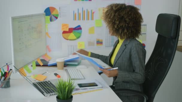 Femme concentrée regardant l'ordinateur dans le bureau — Video