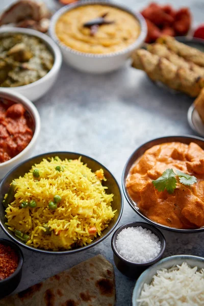 Taş zemin üzerine çeşitli Hint yemeği. Hint mutfağı yemekleri — Stok fotoğraf