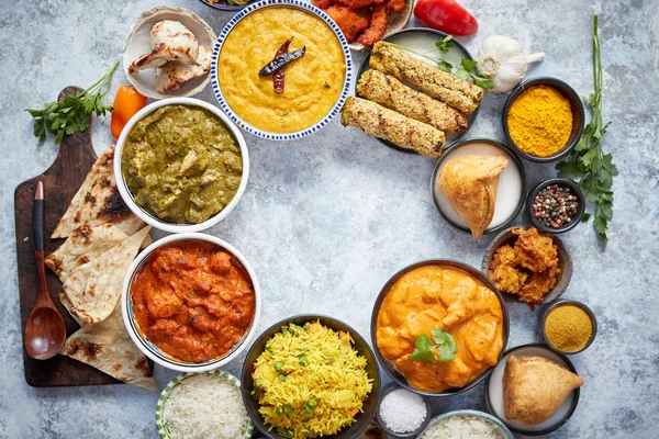 Diverse indisk mat på sten bakgrund. Indiska rätter — Stockfoto