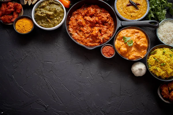 Samenstelling van de Indiase keuken in keramische kommen op zwarte stenen tafel — Stockfoto