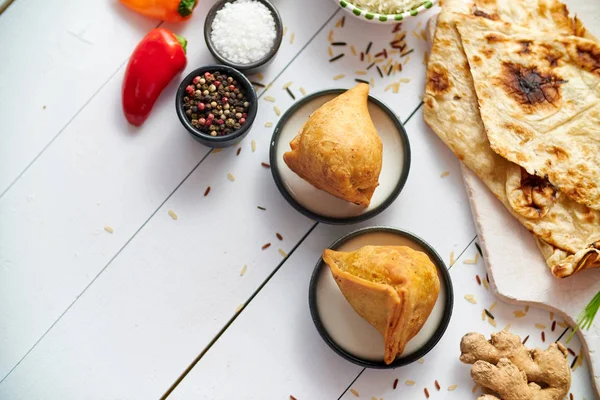 Comida indiana tradicional lanche Samosa servido em uma placa em uma mesa de madeira branca — Fotografia de Stock