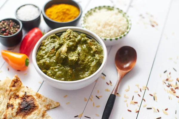 Curry tradicional de frango Korai do sul da Índia com hortelã e coentro — Fotografia de Stock