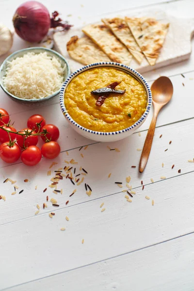 Comida popular india Dal fry o tradicional Dal Tadka Curry servido en un tazón —  Fotos de Stock