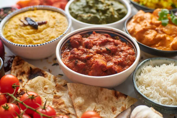 Diversos indianos variados alimentos com especiarias, arroz e legumes frescos — Fotografia de Stock