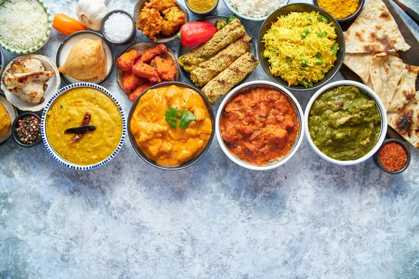 Σύνθεση της ινδικής κουζίνας σε κεραμικά κύπελλα στο πέτρινο τραπέζι — Φωτογραφία Αρχείου