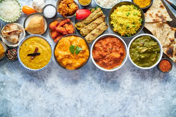 Composición de la cocina india en cuencos de cerámica sobre mesa de piedra — Foto de Stock