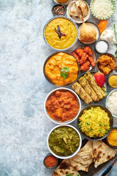 Samenstelling van de Indiase keuken in keramische kommen op stenen tafel — Stockfoto