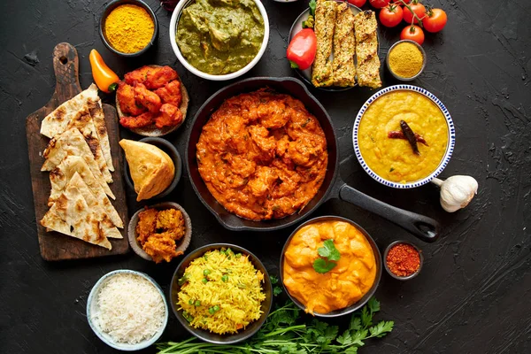 Assortiment van diverse soorten Indiase cousine op donkere roestige tafel — Stockfoto