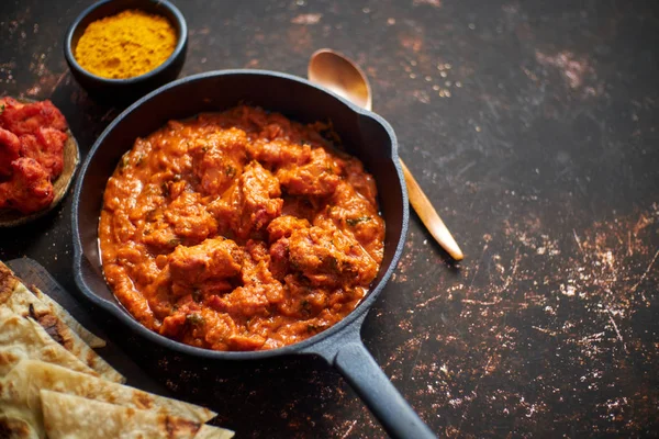 Traditionelles indisches Huhn Tikka Masala scharfes Curry-Fleisch in gusseiserner Pfanne — Stockfoto