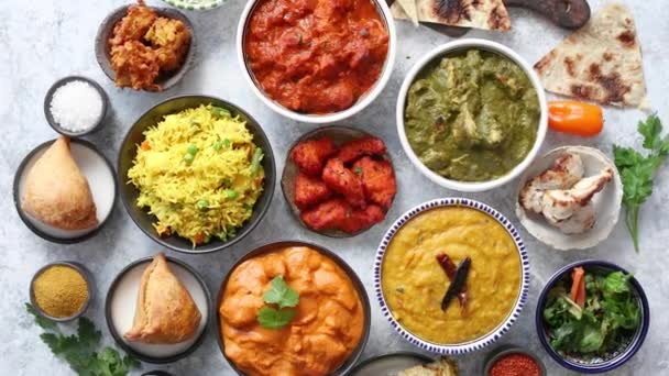 Comida tradicional india en tazones de cerámica — Vídeo de stock