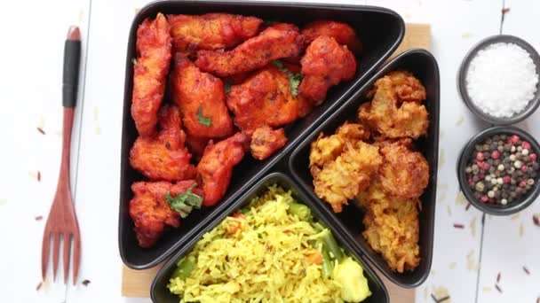 Spicy indian fried chicken served with curry vegetable rice, onion bhajia, naan bread — Stock Video