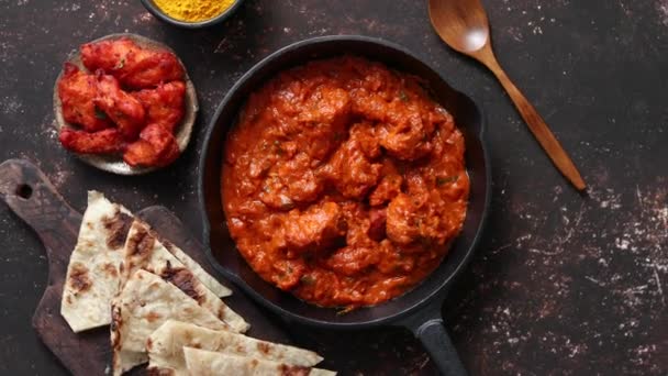 Pollo indio tradicional tikka masala picante curry carne comida en sartén de hierro fundido — Vídeo de stock