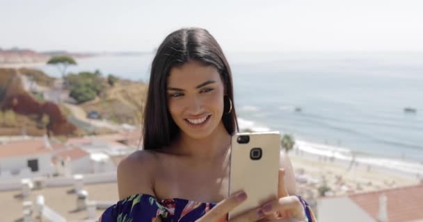 Modelo confiante tomando selfie no resort — Vídeo de Stock