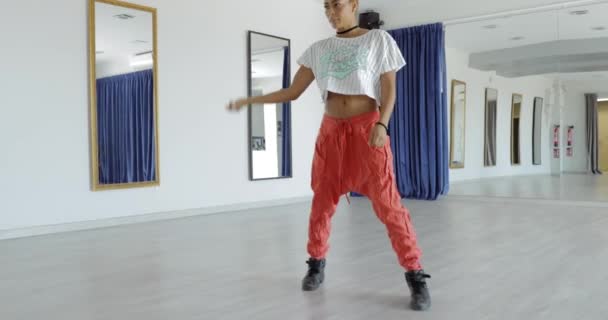 Bailarina expresiva en estudio — Vídeos de Stock