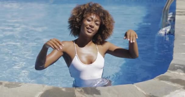 Chica maravillosa posando en la piscina — Vídeo de stock