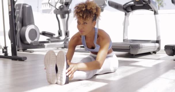 Spor salonunda kızı pratik yoga — Stok video