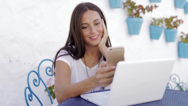 Zufriedene Mädchen entspannen mit Laptop draußen — Stockvideo