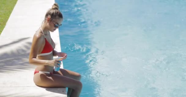 Mulher passar tempo na piscina resort — Vídeo de Stock