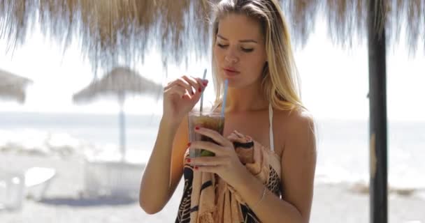 Красивая модель питьевого коктейля на курорте — стоковое видео