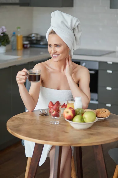 Schöne Frau mit Handtuch auf dem Kopf bei einem gesunden Frühstück und Kaffee — Stockfoto