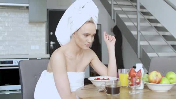 Hermosa mujer con toalla en la cabeza tomando un desayuno saludable y café — Vídeo de stock